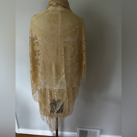 Fringed gold triangle wrap - Picture 4 of 6
